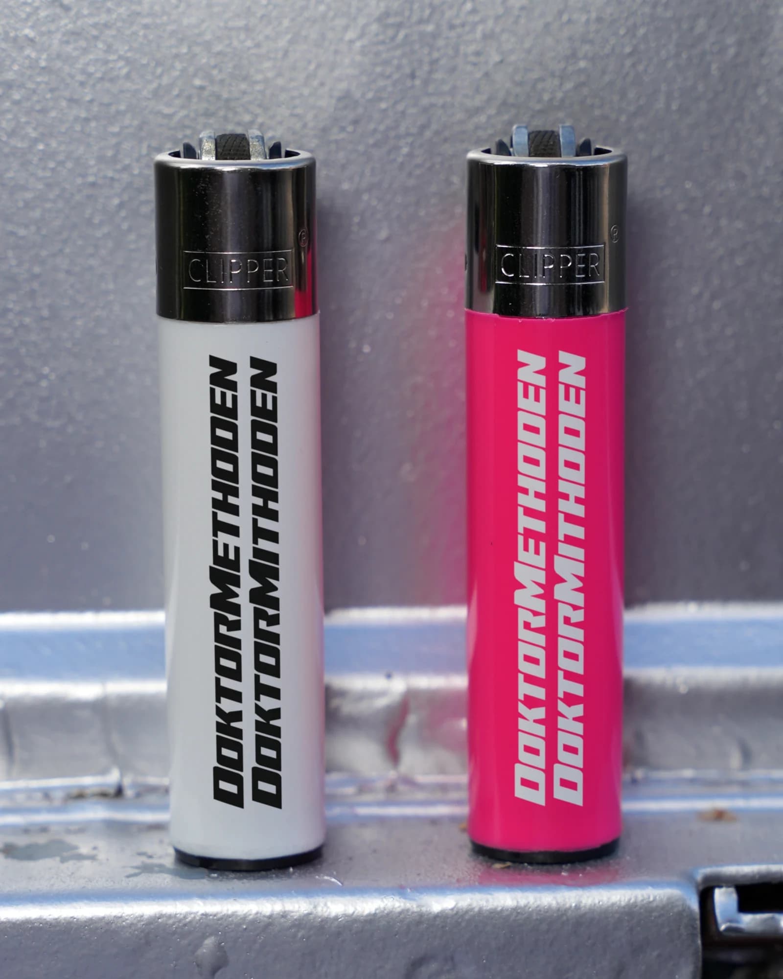 Clipper in Weiß und Pink mit Originalschriftzug und Chromkappen, aufrecht und mittig