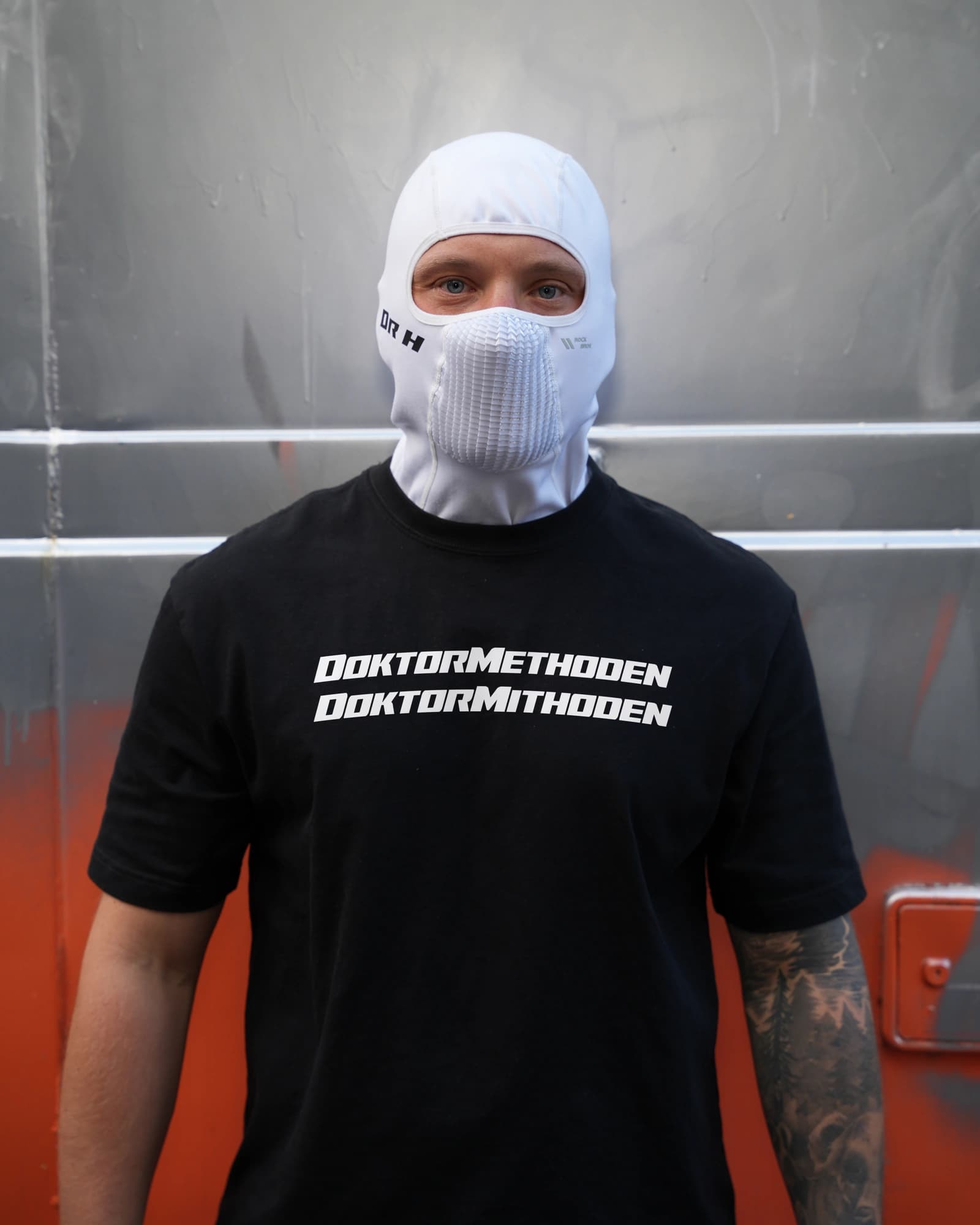 Schwarzes Shirt mit zwei weißen Zeilen DOKTORMETHODEN und DOKTORMITHODEN, getragen